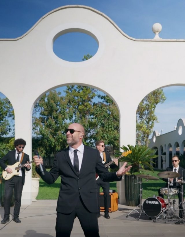 Band pop sotto gli archi di una villa