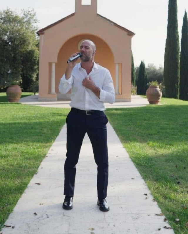 Voce solista davanti a una cappella